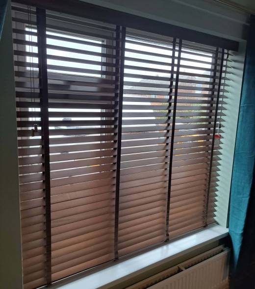 REAL WOOD VENETIAN BLIND WITH MATCHING 25MM TAPES FITTED TO A LIVING ROOM IN WAKEFIELD IN A DARK WOOD